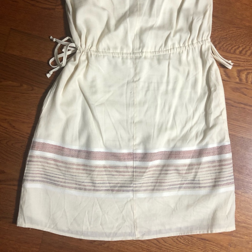 Cream dress with a pop of color and structure - Picture 3 of 3